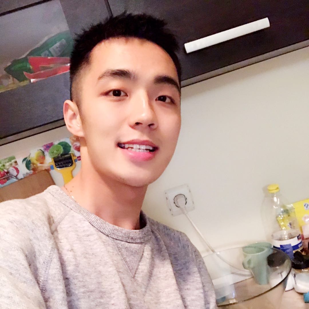 Shake30700193's tweet photo. 这个之前在小蓝里面主播的哥哥现在改成什么ID了啊，找不到人了，大家有眼熟的吗😂😂 https://t.co/i7uu0ibLaD
