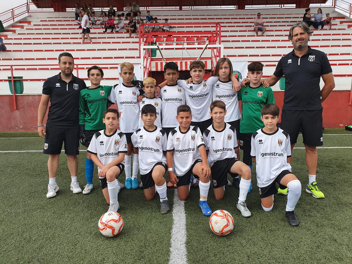 noeliass79's tweet photo. Alevin A campeones del I torneo Escuela de Fútbol Badajoz⚪⚫@Academia_Merida https://t.co/bqHMNEchu3