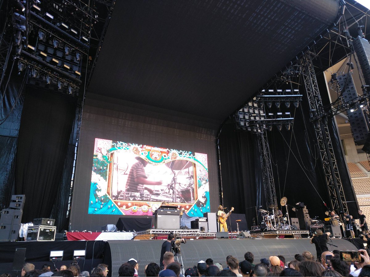 LotusKidsRHCP's tweet photo. Magnífico Thundercat.

Nota out of context: Dave Mushegain parece que va a ser el fotógrafo para los tres conciertos de hoy en Sevilla.

En unos minutos, Beck. https://t.co/IxGOeg6NmZ