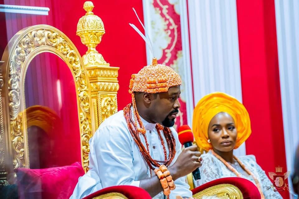 Get yourself a Queen that’ll look at you like the Ólòrí looks at HRM Ogiamẹ Atuwatse III, the Olu of Warri Kingdom! 😊😍 Ogiamẹ; Suooo! #Itsekiri #WarriKingdom #OluOfWarri