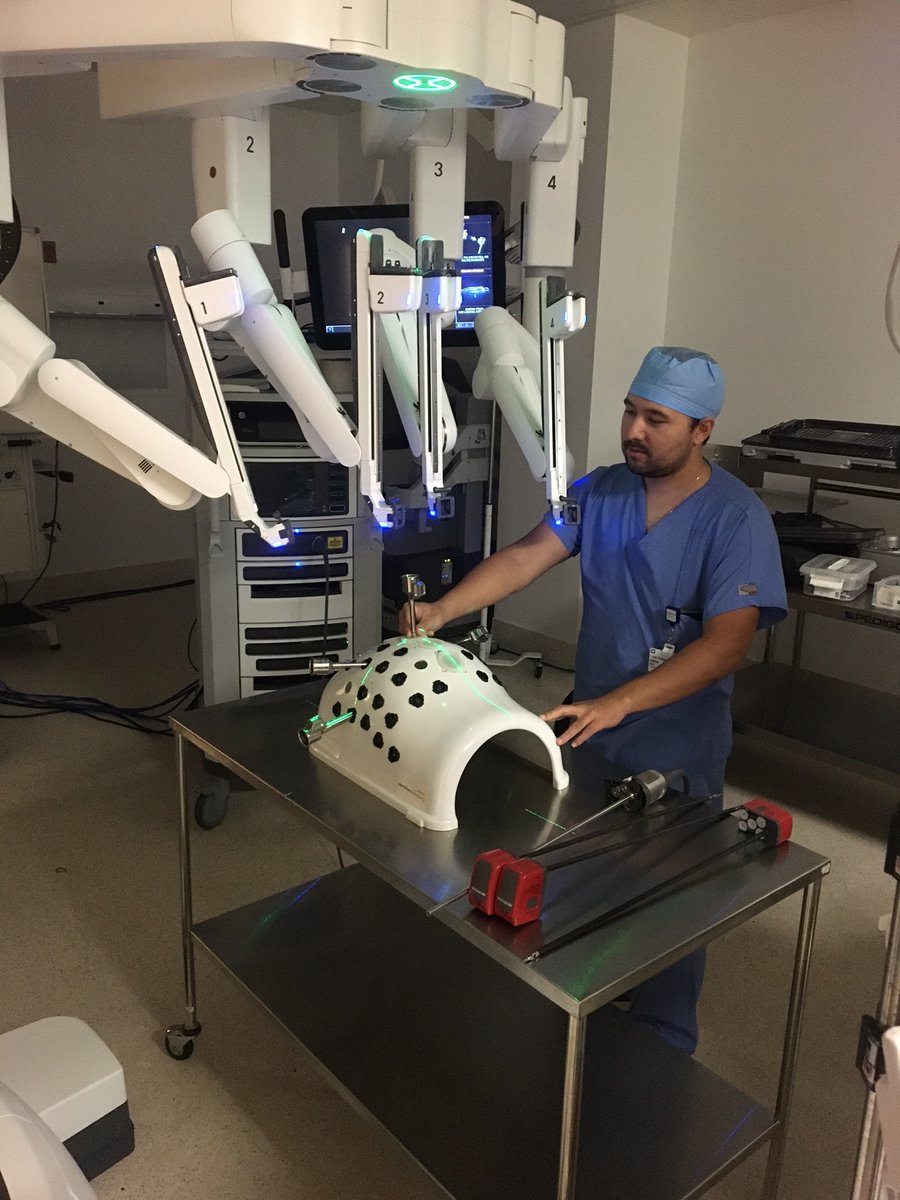 FelipeOkidaMD's tweet photo. Robotic surgery day!! Practicing transabdominal preperitoneal (TAPP) inguinal hernia repair on DaVinci Robot  #davinci #robotic #surgery #hernia @IntuitiveSurg @AmCollSurgeons @ClevelandClinic @CleveClinicFL https://t.co/kBUsgjECWC
