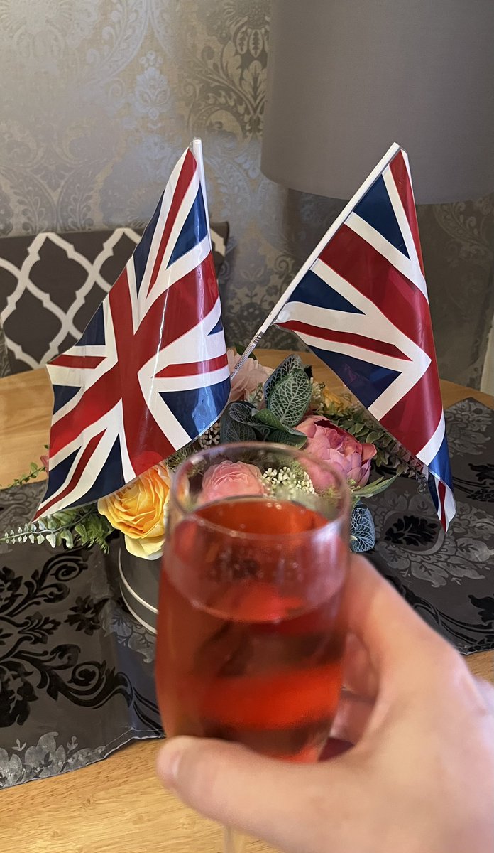 sazuk1983's tweet photo. #saturdaynightclub A glass of fizz for her majesty and for the jubilee weekend. Cheers ma’am. Hope that everyone enjoys the jubilee weekend! @abip21_abi @ifan_e @Martin1Chris @MY_LenRichards @SionCharles @innovation_tom https://t.co/Zeu9uU8Zhk