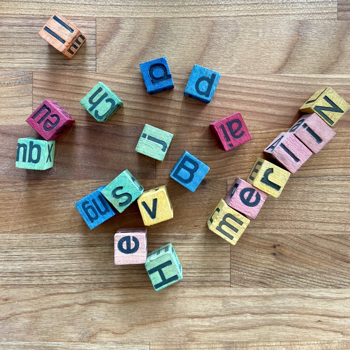 Found beautiful letter cubes in the cow barn (which will one day become a workshop room). We don't know where they come from and who brought them there.