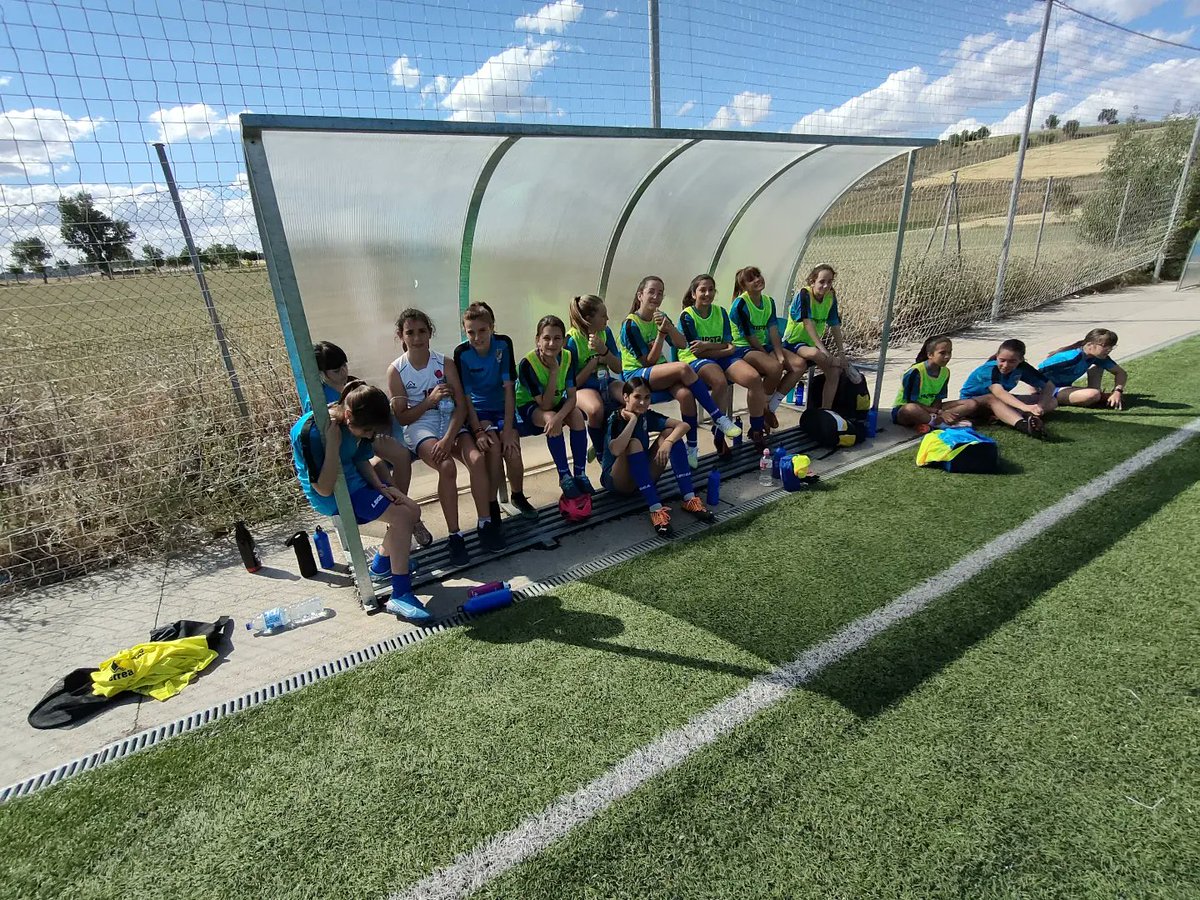 Ayer celebramos en Cigales el cierre de temporada de la Escuela Femenina de Fútbol del C.D Cigales, con un partido Madres/Padres/ Familiares contra las chicas de la Escuela.
Gran tarde, con muy buen ambiente y muy divertida.
Nos vemos en Septiembre!!!