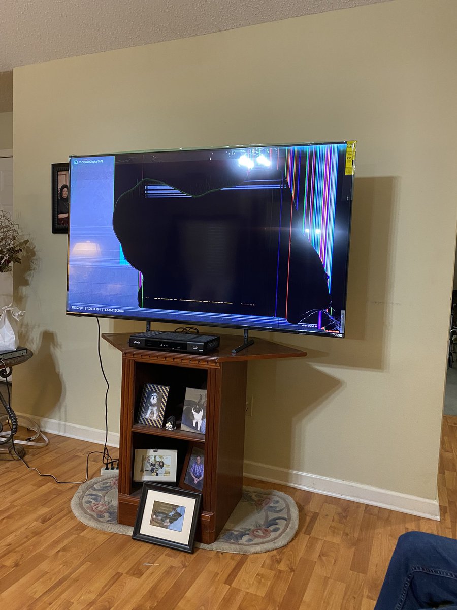 robinreeves's tweet photo. @SamsClub what’s it take to get customer support? I’ve called three times and have an incident number, but still don’t have an email or new TV. Our new tv arrived with a broken screen. Y’all have kept my money but I still have a busted TV. https://t.co/29TThpnRI2