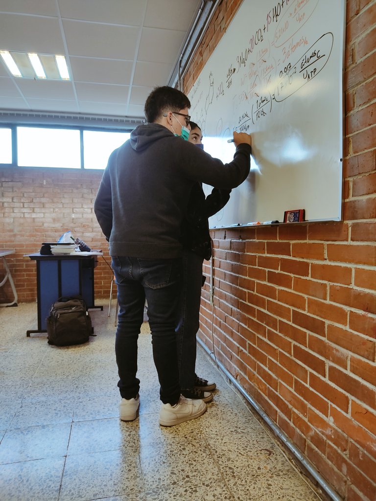 JulioAn_Chem's tweet photo. En estos días de #MUNLancaster, los alumnos que no participaron abordaron problemas especiales que abordan la pregunta ¿Y si no tengo una"fórmula" para resolver esto?
Me enorgullece decir que Max y Frida, haciendo gala de sus habilidades, produjeron este hermoso pizarrón https://t.co/XaLpgBMKAm