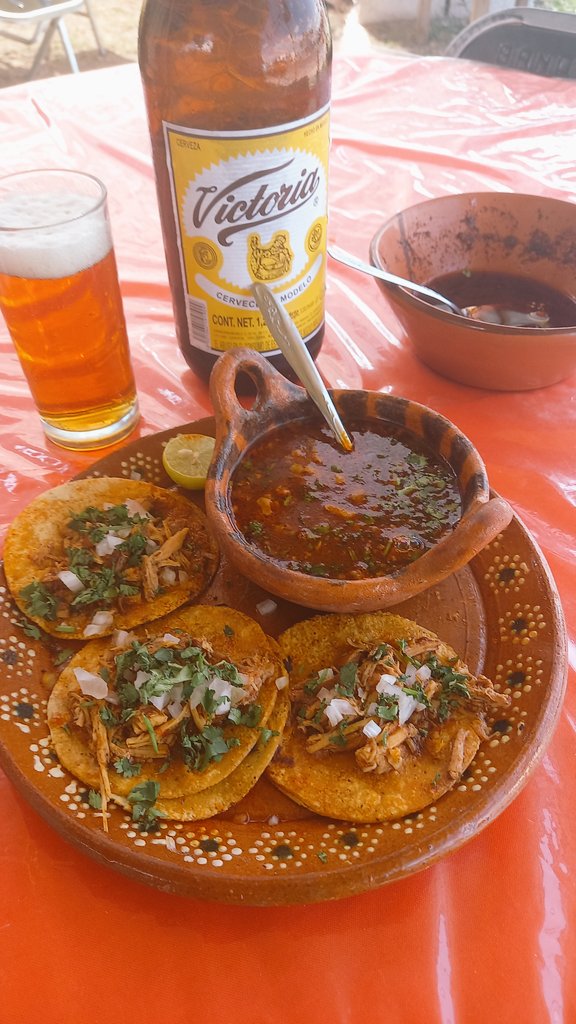 Moravik1228's tweet photo. Amigos les compartimos que iniciamos un pequeño negocio de comida  así que, si mañana quieren curarse la cruda nuestra birria es la mejor opción, si quieres conocernos con gusto te compartimos la ubicación por MD @BiMarylupe te esperamos.
Nuestro horario es de 8:30 a 3:00 https://t.co/vC90ag5JFN