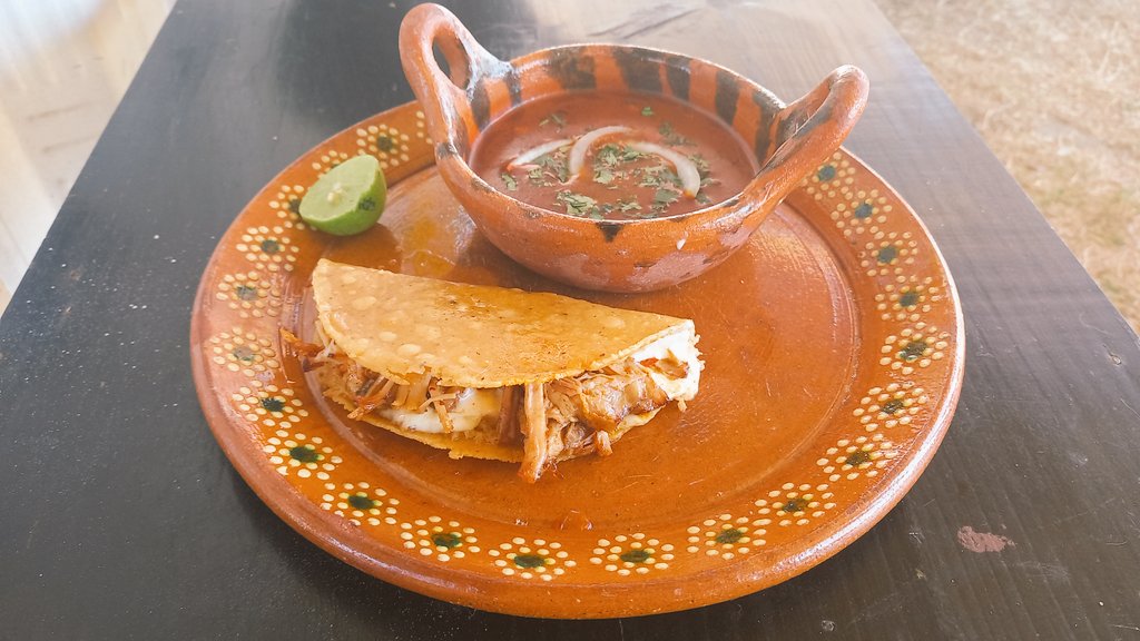 Moravik1228's tweet photo. Amigos les compartimos que iniciamos un pequeño negocio de comida  así que, si mañana quieren curarse la cruda nuestra birria es la mejor opción, si quieres conocernos con gusto te compartimos la ubicación por MD @BiMarylupe te esperamos.
Nuestro horario es de 8:30 a 3:00 https://t.co/vC90ag5JFN