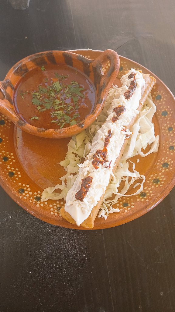 Moravik1228's tweet photo. Amigos les compartimos que iniciamos un pequeño negocio de comida  así que, si mañana quieren curarse la cruda nuestra birria es la mejor opción, si quieres conocernos con gusto te compartimos la ubicación por MD @BiMarylupe te esperamos.
Nuestro horario es de 8:30 a 3:00 https://t.co/vC90ag5JFN