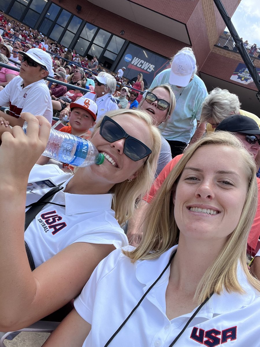 Emily Moore tweet media