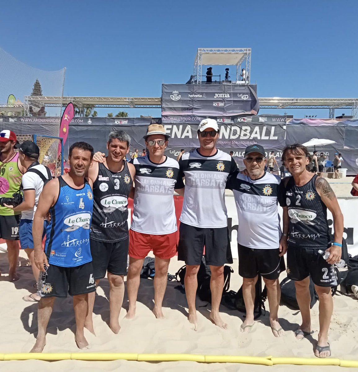 El juntarte con los tuyos, estar juntos desde el 2001, y seguir pasándolo bien, eso no tiene precio.
Esta es mi familia de Balonmano Playa, y en los buenos y malos momentos, siempre JUNTOS.