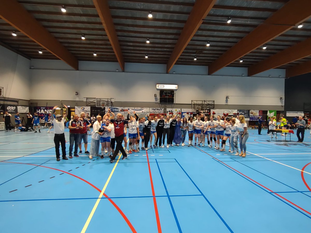 Belgianhandball's tweet photo. In een rechtstreeks duel om de titel bij de dames versloeg Fémina Visé zaterdagavond Handbal Sint-Truiden met 34 - 22. Proficiat aan beide teams voor hun inzet. Felicitaties voor de kampioen van België bij de dames. https://t.co/YNQi1qJePE