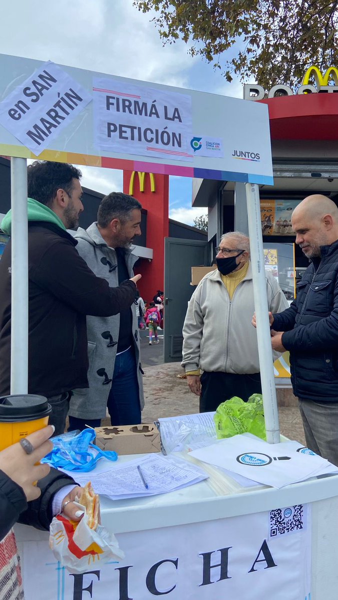 santoecheva's tweet photo. 💪🏻 Otro sábado más asumiendo el
compromiso por @FichaLimpia en San Martín.
🤩 Gracias a los vecinos que se acercan a firmar por la #FICHALIMPIA en #SanMartín 🙌🏻
#juntos #ccarisanmartin #EsJuntos #CCARI #CCARIMeSumo #FichaLimpia https://t.co/UKLON0VUFu