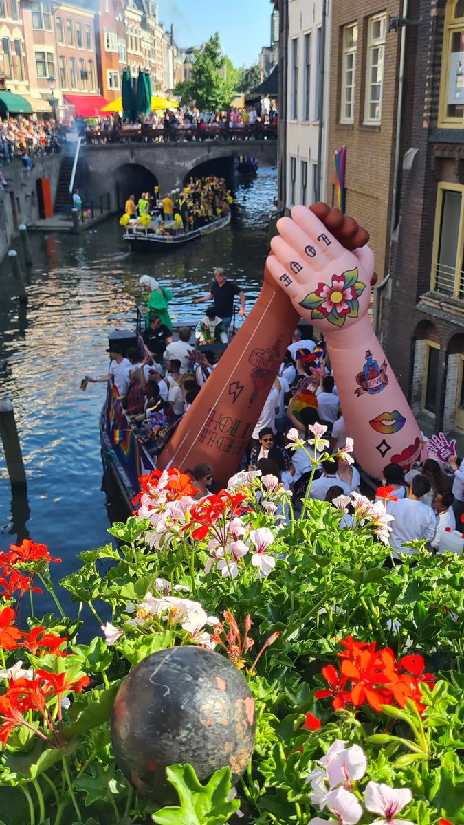 benthe53355482's tweet photo. Iedereen mag zoenen!!!!!!!!! #prideutrecht https://t.co/8VcbyWCNqR