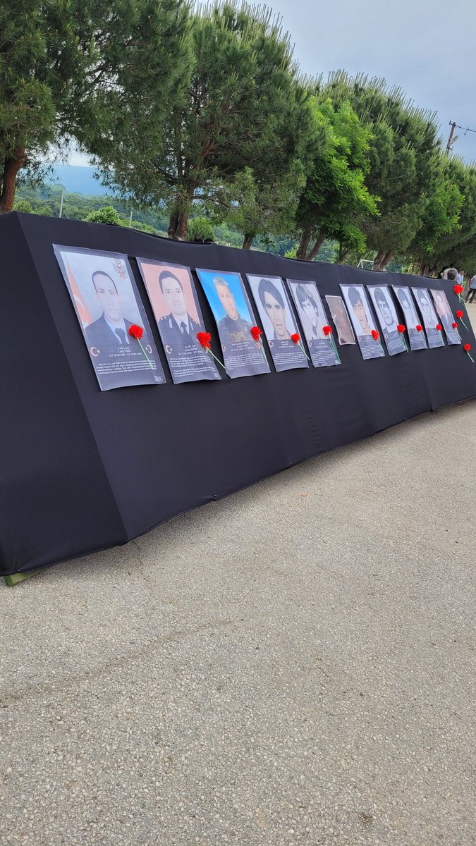 feride_basak's tweet photo. Şehidime Vefa Projesi kapsamında, Şehit J.Uzman Çavuş Cemil Turan İlk/Ortaokulu'nda düzenlenen etkinlik,  Karacabey Kaymakamı Sn. Tahsin Kurtbeyoğlu, İlçe Jandarma Komutanı, İlçe Emniyet Müdürü, İlçe Milli Eğitim Şube Müdürü ve şehit yakınları katılımıyla gerçekleştirildi. https://t.co/oZzjVDqqiW