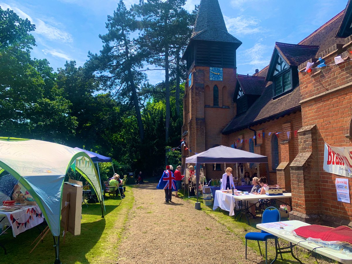 alexburghart's tweet photo. Kelvedon Hatch in full splendour today - beautiful floral tributes to HMQ #jubilee @KHParishCouncil https://t.co/dV6BmFhWvU