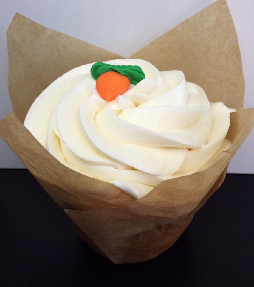 SWEETTREATSTOP's tweet photo. Hey Treaters looking for a great way to celebrate your graduate? 🎓Stop by &amp; grab a box of R freshly baked Dee-licious cakes~ we have all ur fave flaves inc. BreakfastAtTiffany, CarrotCake, R famous Raspberries &amp; more🤪 On ParkSt/SouthShoreMall/Alameda till 3:30p https://t.co/pomXianS67
