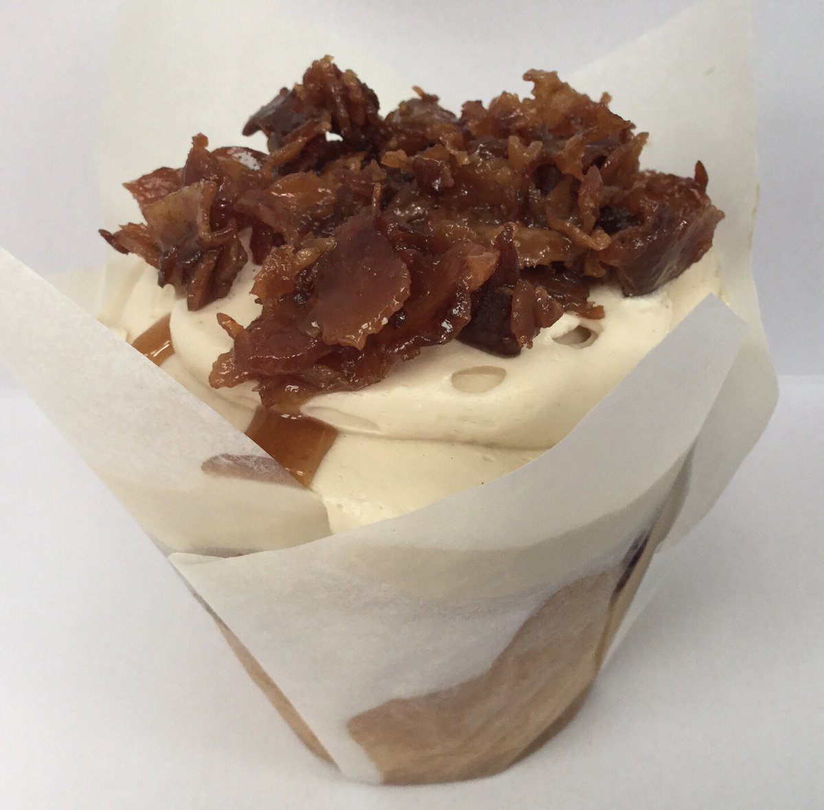 SWEETTREATSTOP's tweet photo. Hey Treaters looking for a great way to celebrate your graduate? 🎓Stop by &amp; grab a box of R freshly baked Dee-licious cakes~ we have all ur fave flaves inc. BreakfastAtTiffany, CarrotCake, R famous Raspberries &amp; more🤪 On ParkSt/SouthShoreMall/Alameda till 3:30p https://t.co/pomXianS67