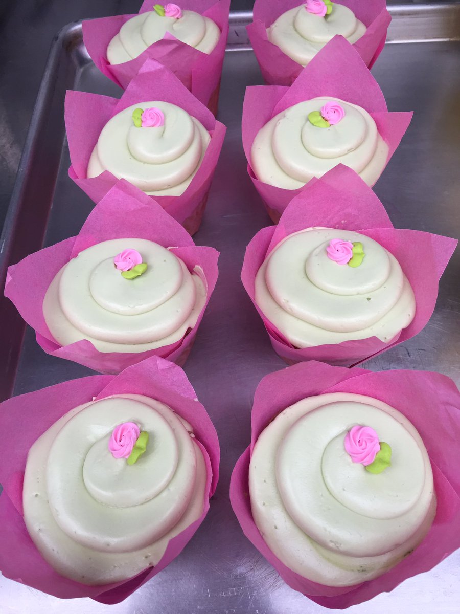 Hey Treaters looking for a great way to celebrate your graduate? 🎓Stop by &amp; grab a box of R freshly baked Dee-licious cakes~ we have all ur fave flaves inc. BreakfastAtTiffany, CarrotCake, R famous Raspberries &amp; more🤪 On ParkSt/SouthShoreMall/Alameda till 3:30p