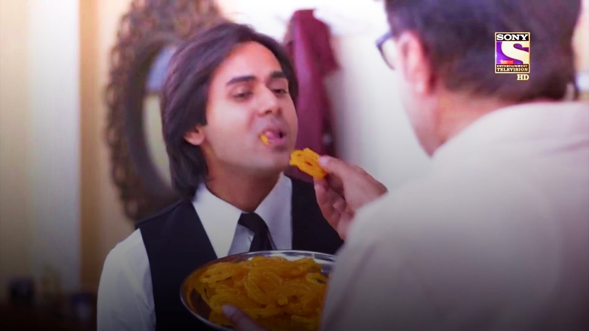 qaagazkikashti's tweet photo. We come cross so many instances where people regret not having that one last moment with their loved ones before they leave.
The fact that Sameer wasn't one of those, he was able to have his last moment with his nanu makes me so emotionally happy ♥️
.
#YehUnDinonKiBaatHai https://t.co/OC2cVz9GrR