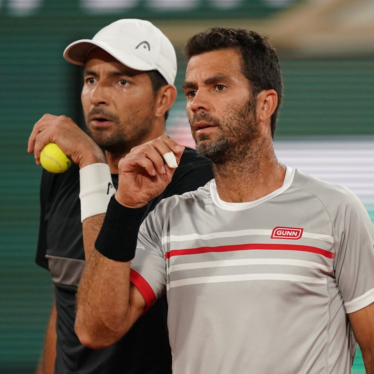 ¡Saluden al primer centroamericano campeón de dobles en un Grand Slam, <a href="/CheloArevaloATP/">Marcelo Arevalo</a>! 🏆🥇🇸🇻 

‘Chelo’ y su pareja Jean-Julien Rojer derrotaron a la pareja Dodig/Krajicek 6-7(4), 7-6(5), 6-3 en la final de #RolandGarros.

¡Felicitaciones! 🤩 #TeleprensaDeportes