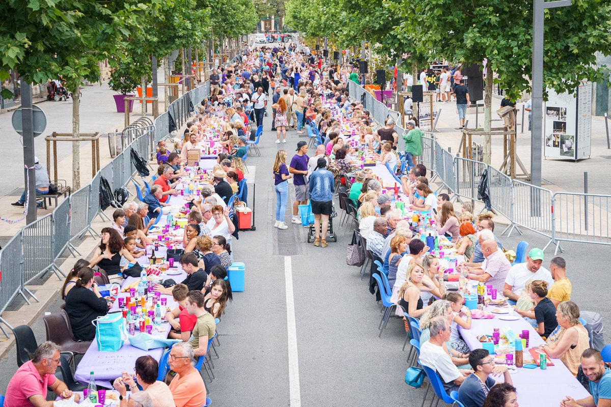 VilleDraguignan's tweet photo. Retour en images sur le repas festif organisé sur le boulevard Clemenceau ce 4 juin.
#LaGrandeTable de @VilleDraguignan a rassemblé petits et grands autour d’un moment convivial animé par les groupes Just in Band et Le Studio des artistes. https://t.co/zQVMeOUZXw