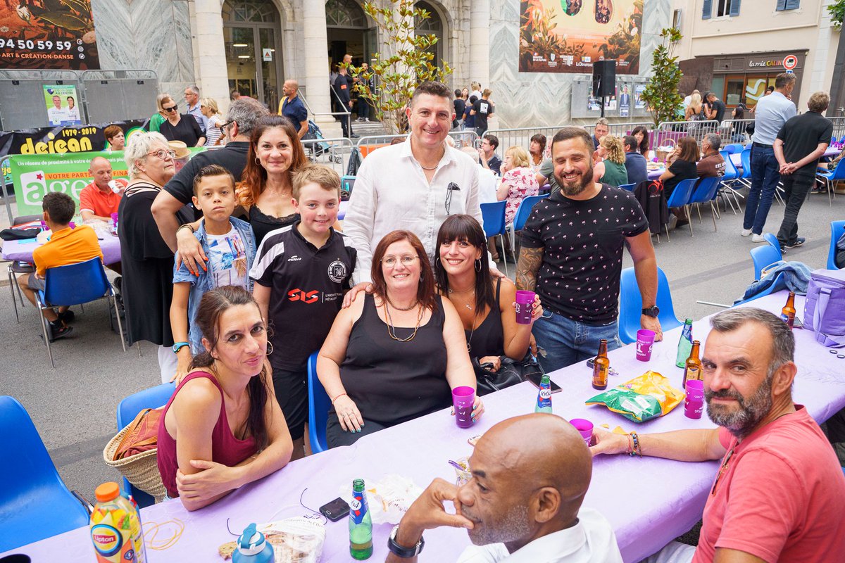 VilleDraguignan's tweet photo. Retour en images sur le repas festif organisé sur le boulevard Clemenceau ce 4 juin.
#LaGrandeTable de @VilleDraguignan a rassemblé petits et grands autour d’un moment convivial animé par les groupes Just in Band et Le Studio des artistes. https://t.co/zQVMeOUZXw