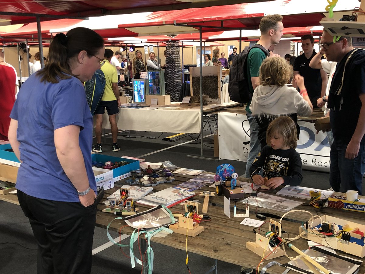 PinkyPepper_'s tweet image. My #MicrobitVirtualParade float flew in my market stall at the @MakerFaireDelft today. Nice opportunity for @4pip and me to show people lots of cool things you can do with the #microbit. The sneak peak of #Spintronics of @UpperStoryCo also attracted a lot of attention.