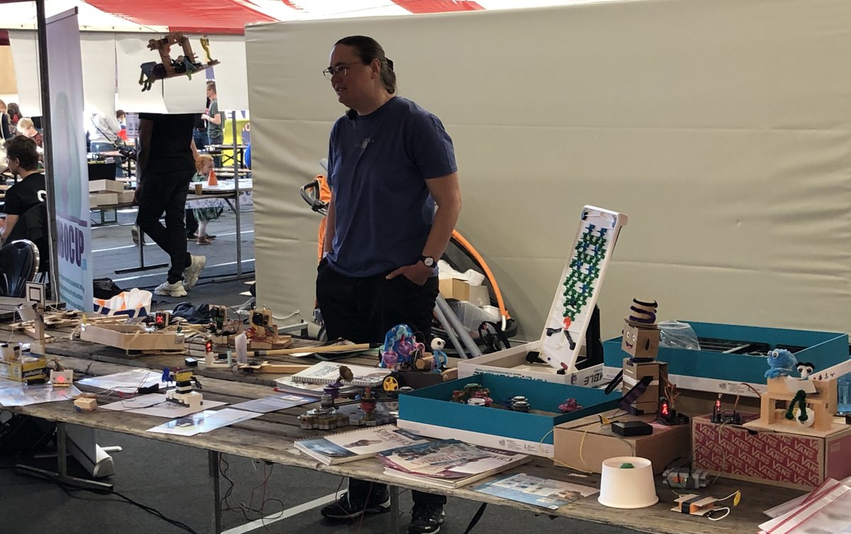 PinkyPepper_'s tweet image. My #MicrobitVirtualParade float flew in my market stall at the @MakerFaireDelft today. Nice opportunity for @4pip and me to show people lots of cool things you can do with the #microbit. The sneak peak of #Spintronics of @UpperStoryCo also attracted a lot of attention.