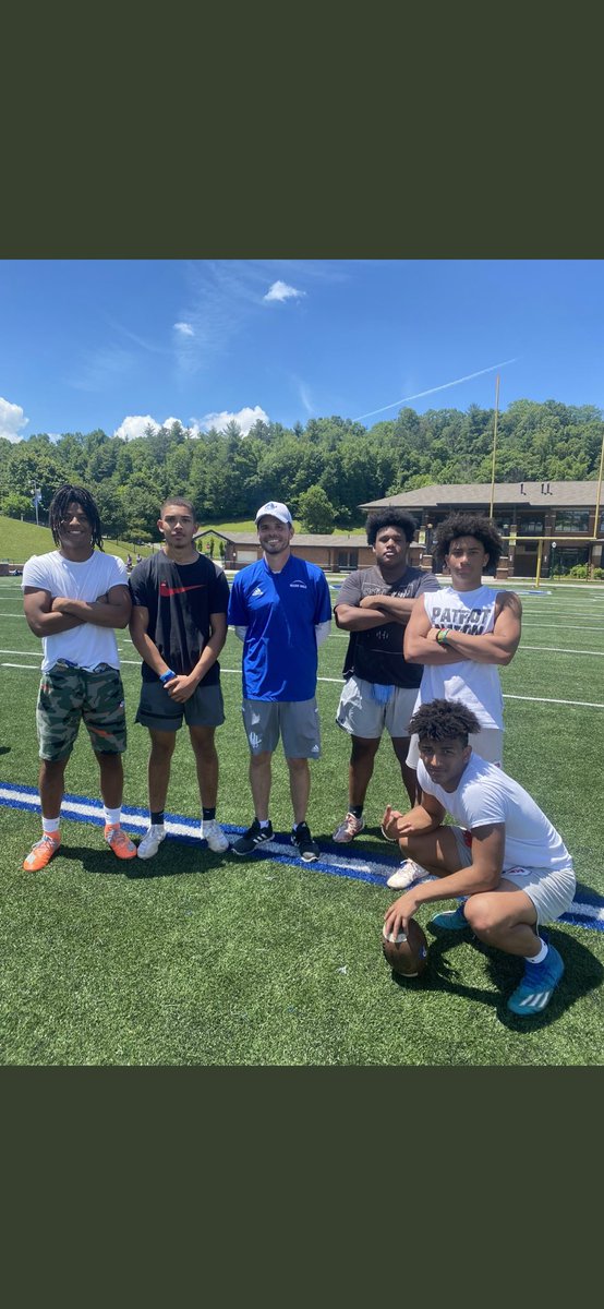Jacob_Caldwell3's tweet photo. Blessed to have to opportunity to show off my talents at the mars hill camp💙 @MarsHill_FB @LGoodwin002 @HensleyNehimiah @Simeon__Reid @bghampton15 @DemarcusLowran2 https://t.co/L4YkWv5Kd6
