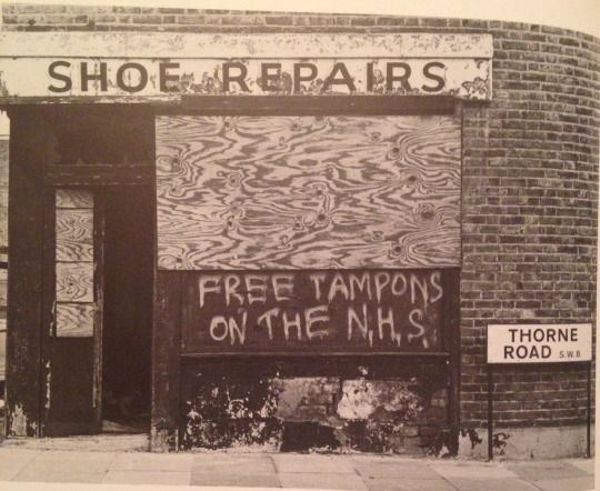 [«Blood Group, Soho Dirt» (1984)]. La frase es suya.El espacio público y cómo estas voces divergentes intervienen en él tb será objeto de su fotografía y empezará a documentar las pintadas feministas, lésbicas y anticapitalistas de las calles de Londres en los 80. 
