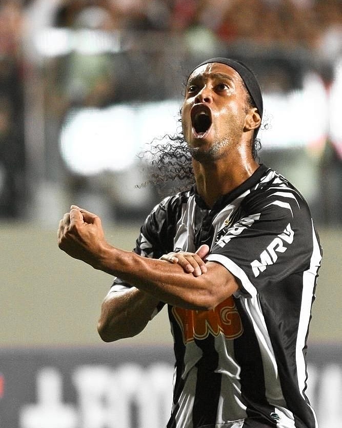 Hj fazem 10 anos da minha chegada em BH... Mt obrigado por td carinho torcida do <a href="/Atletico/">Atlético</a> vcs são f***!!! 😂😂😂
Hj posso falar com orgulho que sou #GaloDoido!!! 🐓🤙🏾