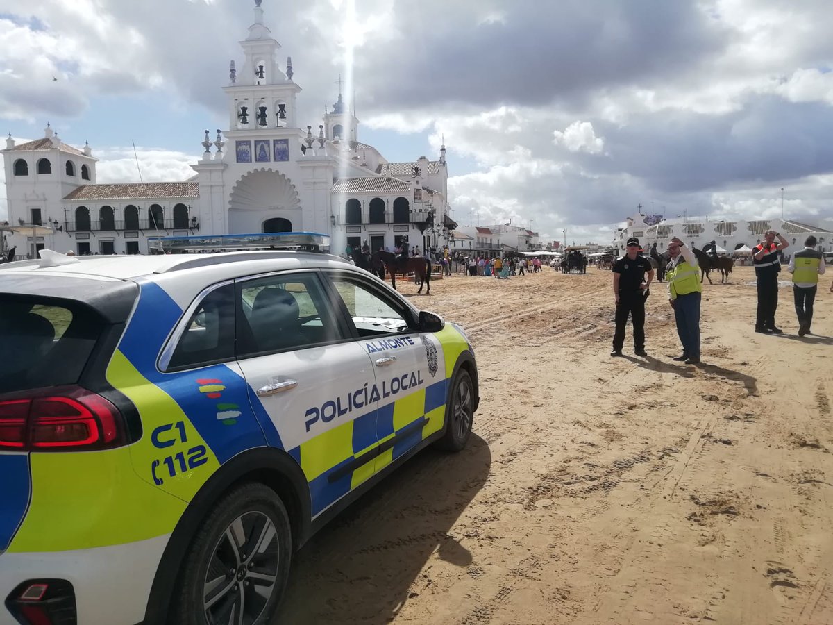 E112Andalucia's tweet photo. #PlanRomero2022 @E112Andalucia ya ha gestionado 297 incidencias desde el inicio del dispositivo. Las asistencias sanitarias siguen aumentando sin que ninguna haya sido de gravedad esta jornada 🚑.

▶️La colaboración de los romeros hace más seguro el camino. Avisos, 1⃣1⃣2⃣ https://t.co/NY48YQcwUy