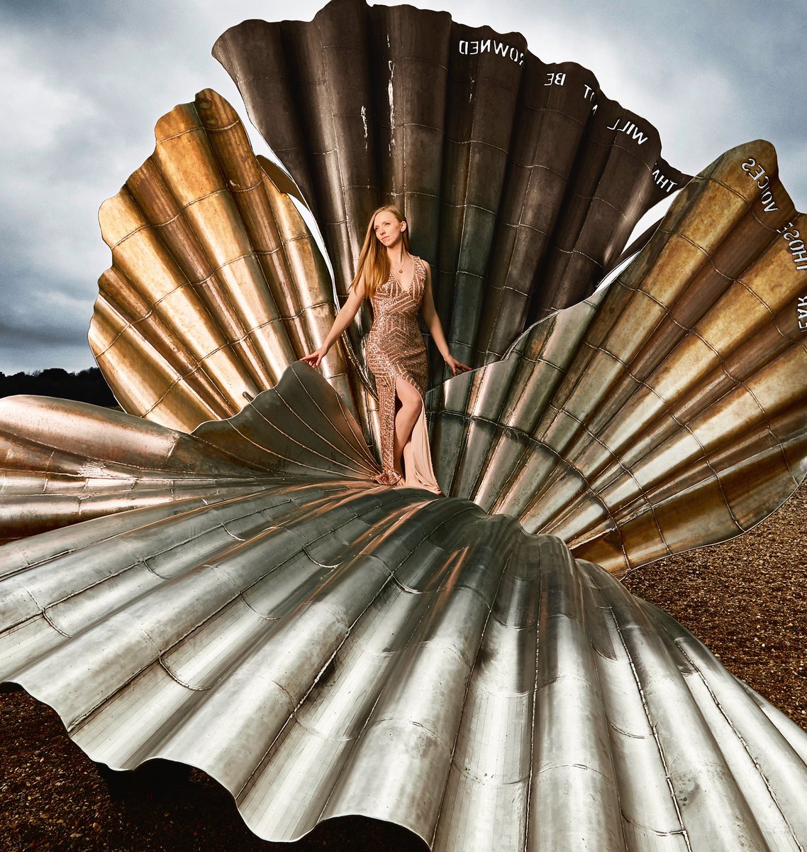 The last couple of days have been all about Britten, so here is me freezing in the Scallop in a ballgown. Spending a lot of time with the Four Sea Interludes at the moment ready for <a href="/BrittenPears/">Britten Pears Arts</a> Aldeburgh Festival! Come say hello on 23rd! brittenpearsarts.org/events/anna-la…

📸 Nick White