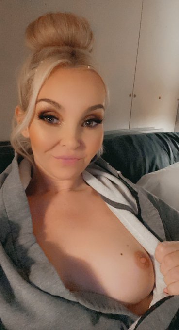 1 pic. It is a hazy lazy day here today! I’m staying in bed and chatting on my OF all day! https://t