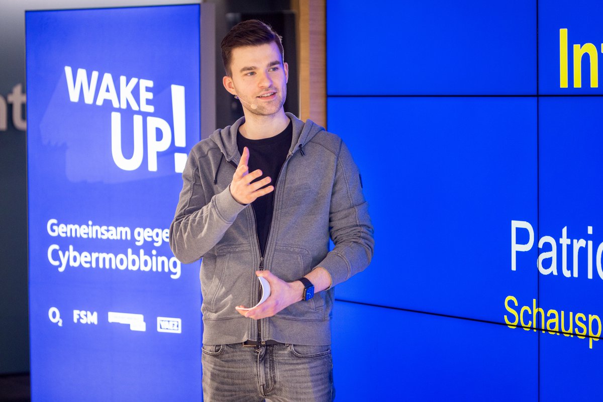 (1/4) #WakeUpJetzt – Gemeinsam gegen #digitaleGewalt! Anlässlich des einjährigen Bestehens der Online-Beratungsplattform der #CybermobbingHilfe durfte ich mit <a href="/PohlandLukas/">Lukas Pohland</a>, <a href="/MrWissen2Go/">Mirko Drotschmann</a>, <a href="/o2cando/">o2 Deutschland</a> @Telefonica_de &amp; <a href="/FSM_de/">FSM e.V.</a> einen besonderen Schüler-Aktionstag gegen #Cybermobbing…