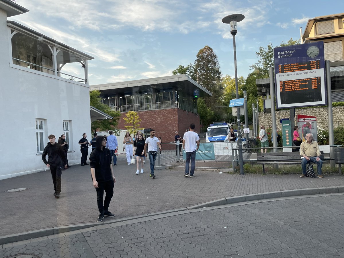 tealowkay's tweet photo. Großes Polizeiaufgebot am Bahnhof Bad Soden (#FBSO). Weiß jemand, was da los ist? #9EuroTicket https://t.co/p3tJTZCi4P