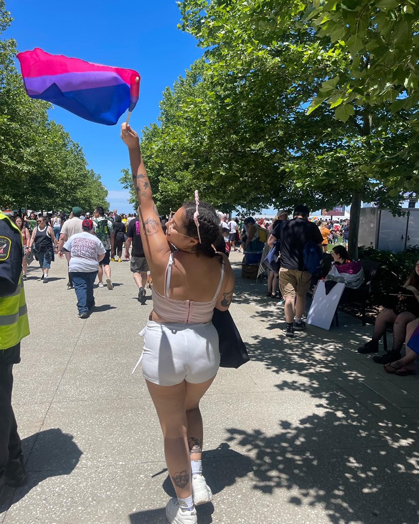sunflowervol21's tweet photo. happy pride π³οΈβπππβ¨ #clepride https://t.co/xVSJjW1ovD