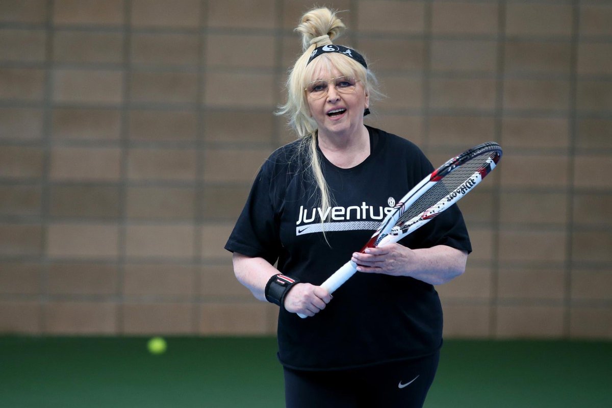 zuzannazmorka's tweet photo. iga światek w 2080 roku wygrywając swój 58 roland garros, koloryzowane https://t.co/FiWK5jENJc