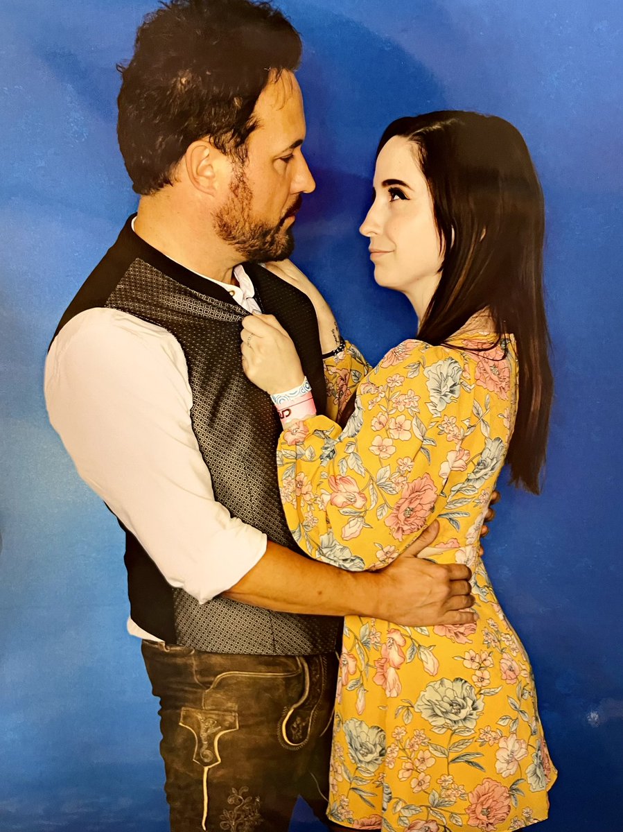 AbbyForEvermore's tweet photo. ✨Say you’ll remember me standing in a nice dress, staring at the sunset babe…✨ 
My #DavidHaydnJones photo ops today💛 #SPNFamily #SPN #SPNCHI #SPNChicago #SPNchicago2022 #SPNCHI2022 #Supernatural #Ketch #ArthurKetch #SupernaturalConvention @CreationEnt https://t.co/AWGYh8Qkvs