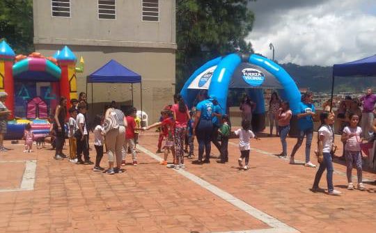 AleSosa10's tweet photo. ¡Compartir vecinal!🤝🏻
Así fue nuestra #JornadaIntegral en #LasDanielas
En @lafuerzavecinal estamos comprometidos con nuestras comunidades, por eso todos los días trabajamos por brindarles actividades recreativas, llenas de salud y espacios para el sano compartir.
Seguimos!💪🏻 https://t.co/F1Z0nOXIYZ