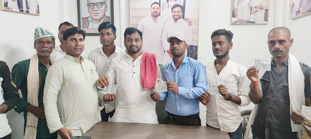 aloky14's tweet photo. आज फुलपरास लोहिया आश्रम में माननीय देवेन्द्र प्रसाद यादव जी के  नेतृत्व में राष्ट्रीय जनता दल के सदस्यता अभियान में हजारों लोगों ने सदस्यता लिये ।
तेज रफ्तार तेजस्वी सरकार जय राजद।
@RJDforIndia @yuva_rajad
@yadavtejashwi @DevendraYadavMP https://t.co/nKCJRdRQ4d