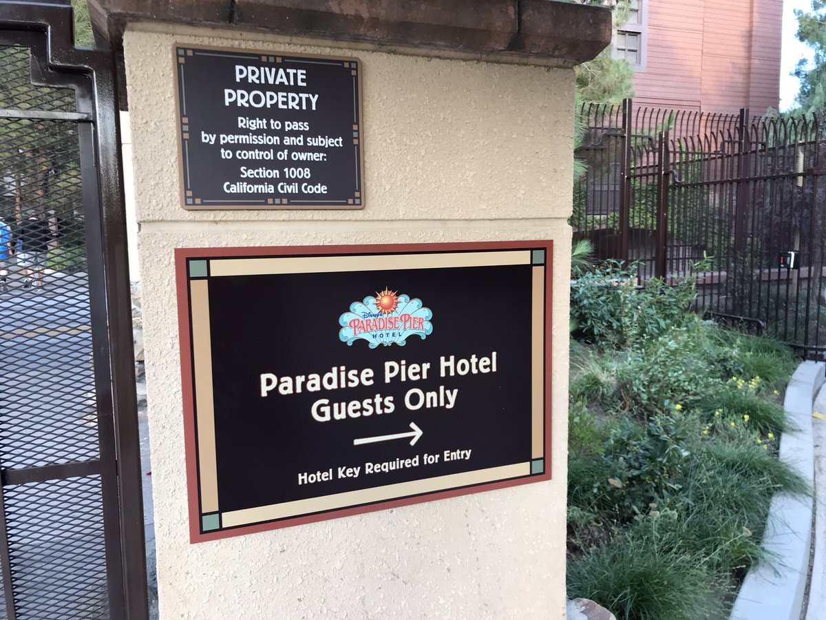 MagicAndWalnut's tweet image. The new #CaliforniaAdventure entry gate exclusively for Disney’s Paradise Pier Hotel guests has been unveiled off Disneyland Drive. The gate is to the immediate right of the existing  card-key gate leading to Disney’s Grand Californian Hotel. Looks about ready to open!