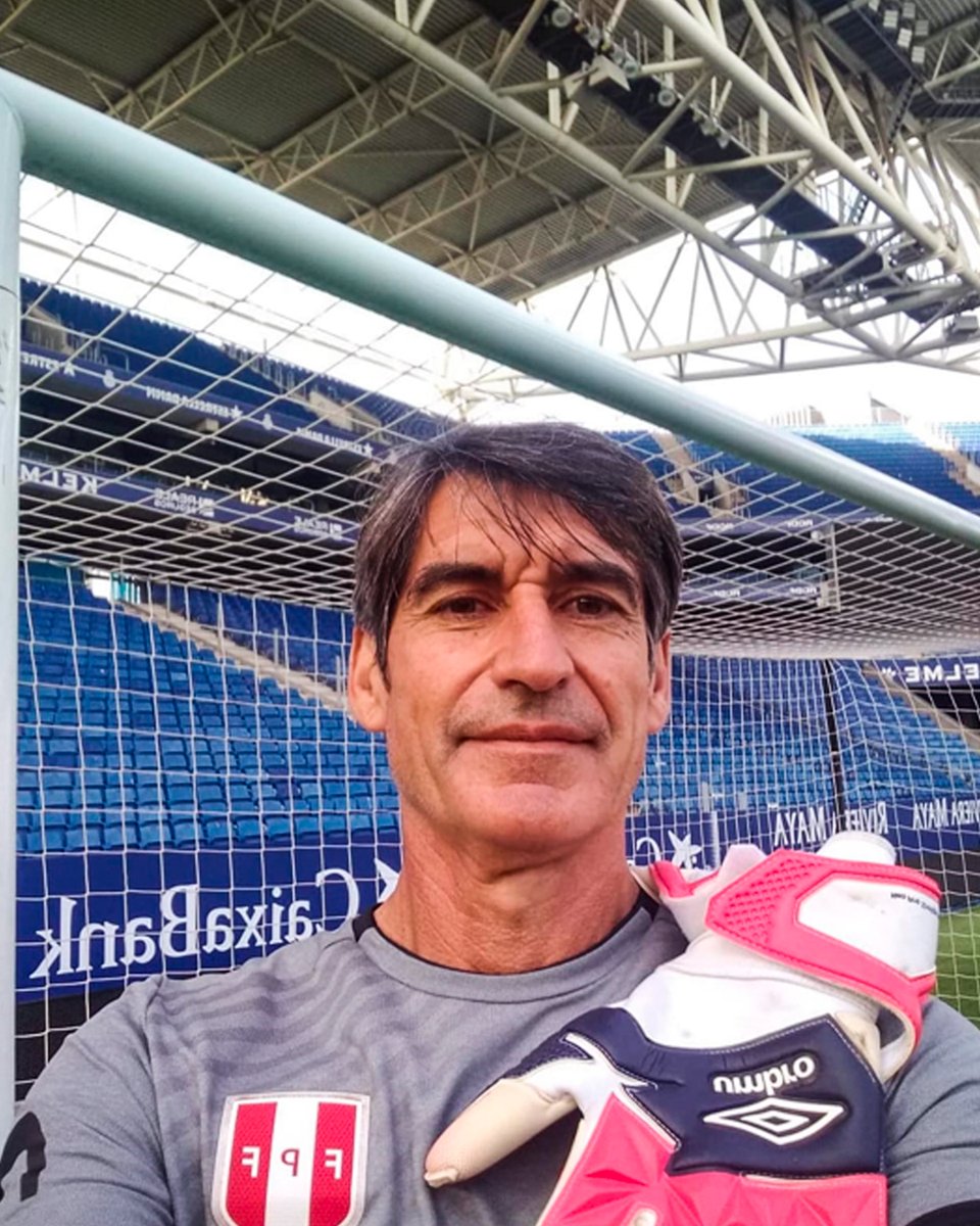 GOLPERUoficial's tweet photo. ¡EL CABALLERO DEL ARCO! Óscar Ibáñez 🧤, preparador de porteros de la @SeleccionPeru 🇵🇪, recordó con esta gran postal 📸 los buenos momentos 💪 que vivió bajó los tres palos.

¿Y si se pone nuevamente los guantes? 😅 https://t.co/hO2wp3CmHj