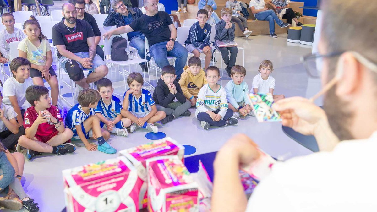 RealSociedad's tweet photo. ⚽️ ¡Cromos para tod@s con @CromoFC! 🤩

#KornerFestibala | #RSFundazioa | #AurreraReala https://t.co/d5ifk0GYau