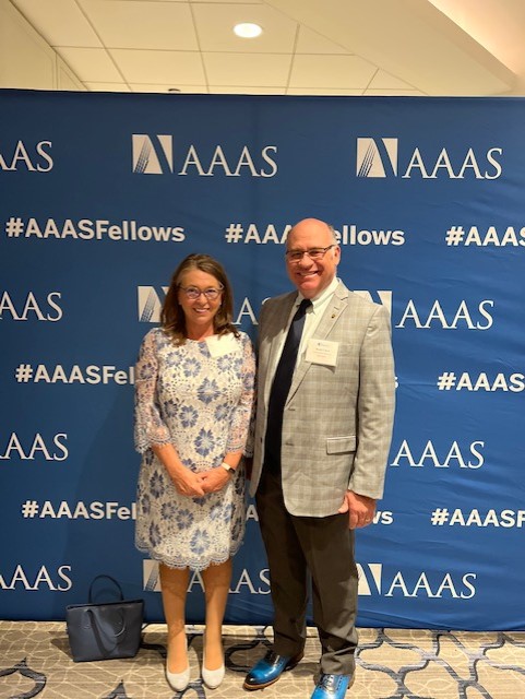 Congrats to @TAMU_Biology's Deb Bell-Pedersen and @tamugeography's David Cairns on their induction as @aaas Fellows! Hope both of you had a great time in DC!