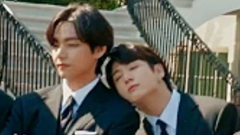 illicitvk's tweet photo. taehyung is a baby star candy magnet https://t.co/3E8dQgU2xD