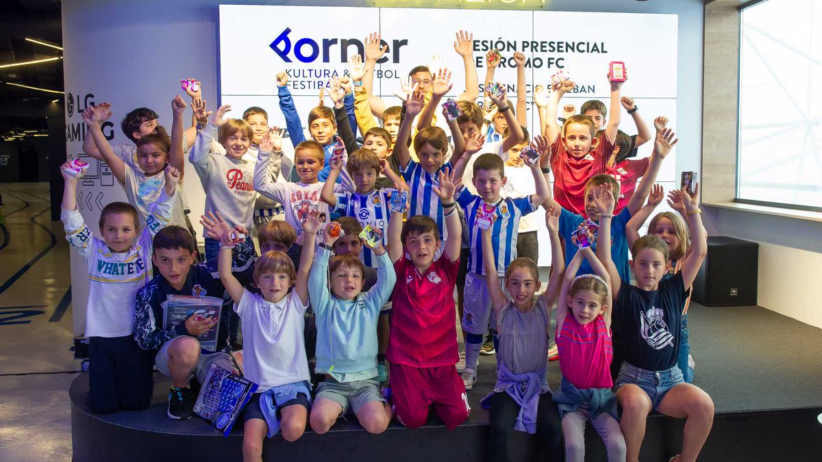 RealSociedad's tweet photo. ⚽️ ¡Cromos para tod@s con @CromoFC! 🤩

#KornerFestibala | #RSFundazioa | #AurreraReala https://t.co/d5ifk0GYau
