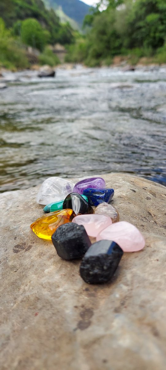 CHAKRA: Proviene del sánscrito antiguo y significa "RUEDA"

Tenemos siete chakras principales que van desde la última vértebra de la espalda hasta la parte más alta de la cabeza. Cada uno de ellos tiene asignado un color y energía específicos.

#chakras#naturaleza#sanacion#newage