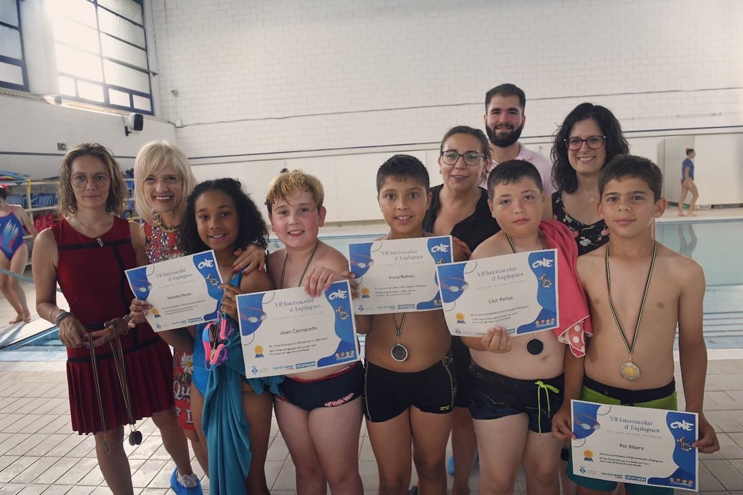 socpilardiaz's tweet photo. 🏊🏼‍♀️ La nostra aposta per l’esport escolar és clara i decidida. No només és font de salut, també de valors i d’integració.

😃 Avui he pogut compartir amb més d’un centenar de nens i nenes la Jornada Interescolar de Natació.

#Esplugues https://t.co/yH9xonetDq